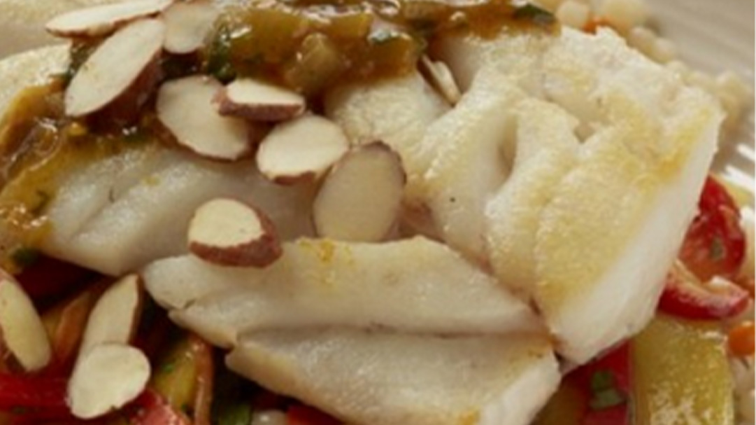 Bacalhau do Alasca ao estilo marroquino com salada de manga e cenoura